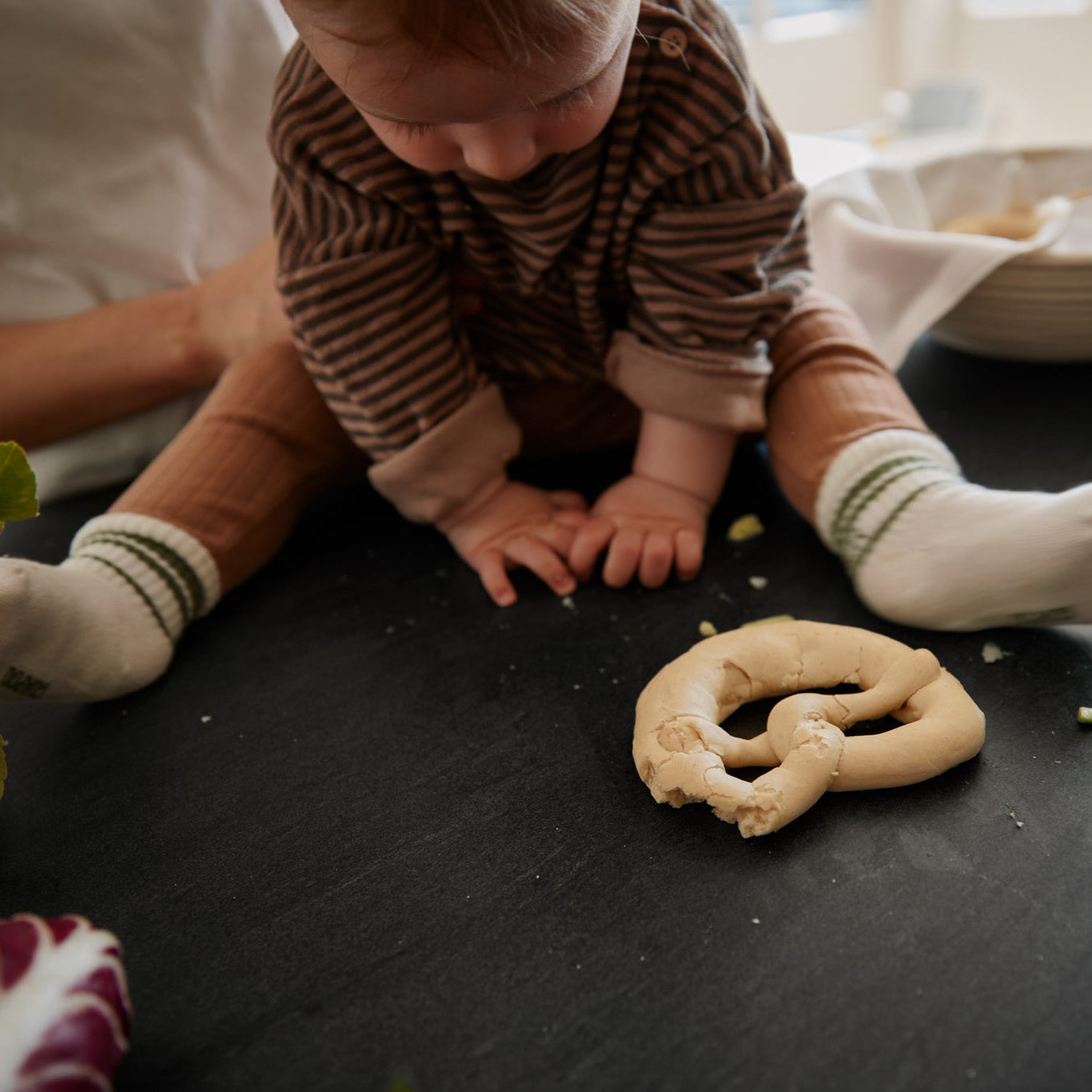 Angebissene Babybrezel von Lil Lui – kindgerechter Snack für kleine Hände in der Beikostzeit