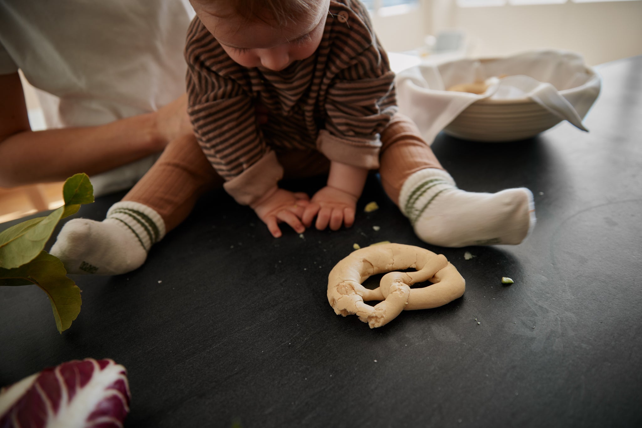 Ein Babys greift zur Baby-Breze ohne Salz mit Start der Beikostreife