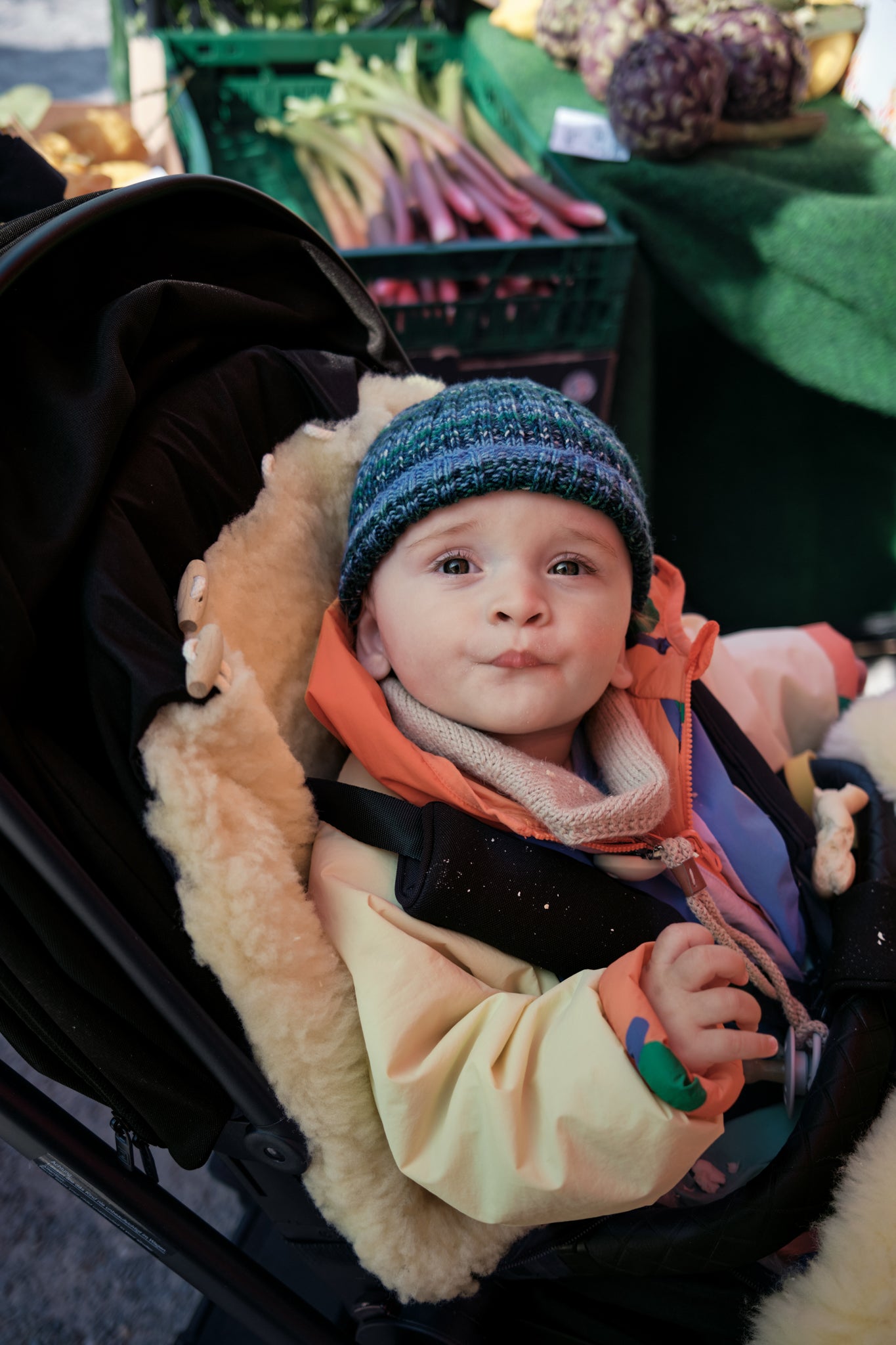 Kleinkind mit frechem Blick und Babybrezel von Lil Lui – Alltag mit Herz und Snack auf Rädern