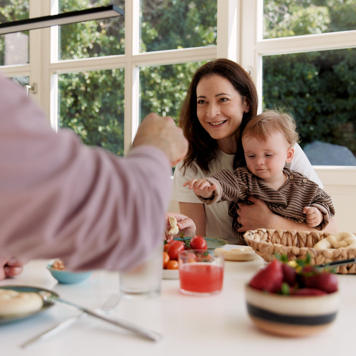 Katharina Spatz, Gründerin von Lil Lui, mit ihrem Kind beim gemeinsamen Frühstück mit Babybrezeln
